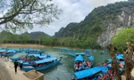 Thuyền nối đuôi, chen chúc chở khách du xuân động Phong Nha