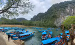 Thuyền nối đuôi, chen chúc chở khách du xuân động Phong Nha