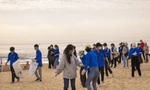 Hàng trăm 'áo xanh' dọn rác làm sạch bãi biển Đà Nẵng
