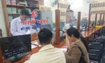 Cán bộ phường ở Đà Nẵng làm thêm giờ, giải quyết thủ tục hành chính cho người dân