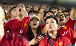 Fan MU phủ sắc đỏ trên sân vận động Hòa Xuân