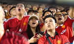 Fan MU phủ sắc đỏ trên sân vận động Hòa Xuân