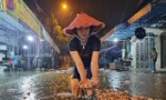 Người dân Đà Nẵng khốn đốn dọn đồ chạy ngập trong đêm