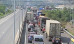 Xe nhích từng chút một trên lối ra cao tốc Đà Nẵng - Quảng Ngãi