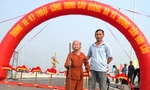 Con trai dẫn mẹ gần 90 tuổi đi ngắm cầu nối đôi bờ Quảng Nam - Đà Nẵng thông xe