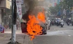 Sau tiếng nổ, ô tô cháy dữ dội giữa phố ở Đà Nẵng