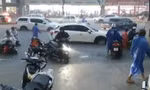 Mưa xối xả, đường biến thành sông, người dân Đà Nẵng khổ sở về nhà