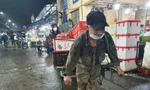 Vã mồ hôi trong rét 8 độ C ở chợ Long Biên