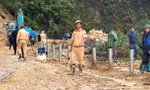 Sạt lở đất đá vùi lấp người đàn ông trên đoạn quốc lộ nối Lào Cai với Lai Châu