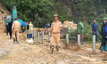 Sạt lở đất đá vùi lấp người đàn ông trên đoạn quốc lộ nối Lào Cai với Lai Châu
