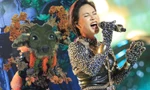 The Masked Singer: Hươu Thần hát "Tình về nơi đâu" của Thanh Bùi, gây tranh cãi khi loại Uyên Linh