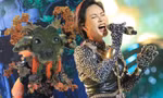 The Masked Singer: Hươu Thần hát "Tình về nơi đâu" của Thanh Bùi, gây tranh cãi khi loại Uyên Linh