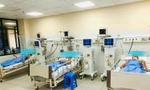 Bệnh nhân đang điều trị tại Khoa Hồi sức tích cực - Chống độc, Bệnh viện Đa khoa tỉnh Hòa Bình