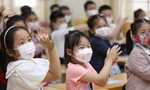 Hôm nay hơn 1 triệu học sinh tiểu học và học sinh lớp 6 trên toàn TP quay lại trường học trực tiếp. Các học sinh vui vẻ trong ngày đầu đến lớp. Ảnh: Như Ý