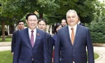 Thủ tướng Hungary Viktor Orbán đón Chủ tịch Quốc hội Vương Đình Huệ. (Ảnh: Doãn Tấn/TTXVN)