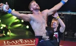 'Hôn gió' đối thủ, võ sĩ MMA nhận cái kết đắng