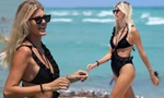 Siêu mẫu nội y Devon Windsor đi tắm biển, khoe bụng bầu giữa thai kỳ