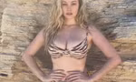 Mẫu 9x Simone Holtznagel phô dáng nóng 'bỏng rẫy' với bikini
