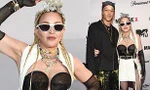 Madonna 63 tuổi, mặc cúp ngực táo bạo sánh đôi người tình kém 36 tuổi