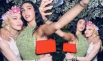 Con gái Madonna khoe ảnh selfie cùng mẹ, vô tư lộ 'violong' vùng nách kém duyên