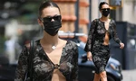 Bella Hadid phanh áo, không nội y táo bạo ra phố
