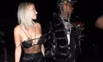 Bạn gái rapper gốc Việt Tyga lại khiến người nhìn 'đỏ mặt' với áo hở hang quá đà
