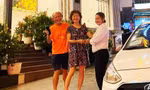 Khen thưởng nữ tài xế taxi trả lại điện thoại cho khách nước ngoài