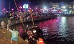 Ô tô lao xuống hồ Xuân Hương, 2 người tử vong