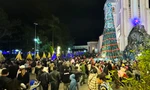 Đà Lạt: Nhà thờ trang hoàng lộng lẫy, người dân đi chơi Noel bất chấp giá rét 