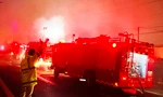 Nhà cháy đỏ rực trong đêm, hàng chục cảnh sát được huy động dập lửa