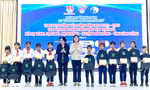 Trao 50 suất học bổng Vừ A Dính cho học sinh huyện nghèo Đam Rông 