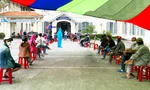 Người dân xếp hàng chờ xét nghiệm SARS-CoV-2 ở CDC Lâm Đồng