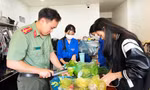 Đầu bếp xanh tình nguyện nấu cơm tặng thí sinh