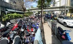 TPHCM dẹp loạn ‘xẻ thịt’ vỉa hè làm bãi giữ xe 
