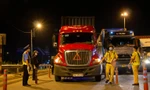 Lực lượng Công an và Thanh tra giao thông kiểm tra các phương tiện vận tải lưu thông vào địa bàn TPHCM