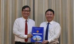 Ông Vương Đức Hoàng Quân (trái) nhận quyết định điều động của UBND TPHCM. Ảnh: Đình Lý