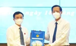 Ông Đặng Quốc Toàn (trái) nhận quyết định bổ nhiệm làm Chánh Văn phòng UBND TPHCM. Ảnh: Thành uỷ TPHCM