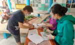TPHCM trao tiền hỗ trợ khó khăn cho lao động tự do bị ảnh hưởng bởi dịch COVID-19