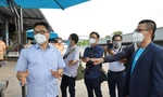 Phó Thủ tướng Vũ Đức Đam kiểm tra công tác phòng chống dịch và phân phối hàng hóa tại công ty TNHH TikiNow Smart Logistics. Ảnh: TTBC