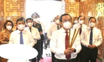 Ông Nguyễn Thành Phong cùng lãnh đạo TPHCM dâng hương Chủ tịch Hồ Chí Minh