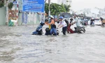 Triều cường kết hợp với mưa lớn gây ngập nước đường Trần Xuân Soạn (quận 7, TP HCM). Ảnh: ANH VŨ 