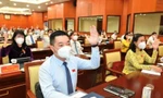 Các đại biểu HĐND TPHCM khoá X biểu quyết thông qua các tờ trình của UBND TPHCM