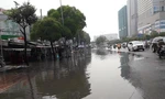 Nhiều đường ở TPHCM ngập nặng sau cơn mưa trái mùa