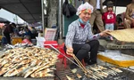 Nướng cá đặc sản không ngơi tay, nhiều người 'hốt bạc' mỗi ngày