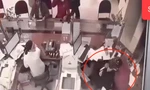 Truy tìm kẻ bịt mặt cầm dao xông vào ngân hàng khống chế nữ nhân viên