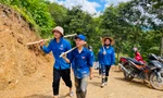 Đoàn viên thanh niên lội suối, băng rừng vào sửa chữa đường bị lũ cuốn