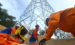 Công nhân mướt mồ hôi dựng cột điện 500kV mạch 3 dưới nắng nóng 40 độ C