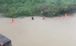 Đạp xe qua cầu tràn, nam sinh lớp 3 rơi xuống sông mất tích