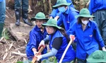 Tuổi trẻ Nghệ An dầm mình dưới nước nạo vét, làm sạch khe suối