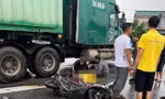 Ông ngồi thất thần bên thi thể cháu sau tai nạn thương tâm